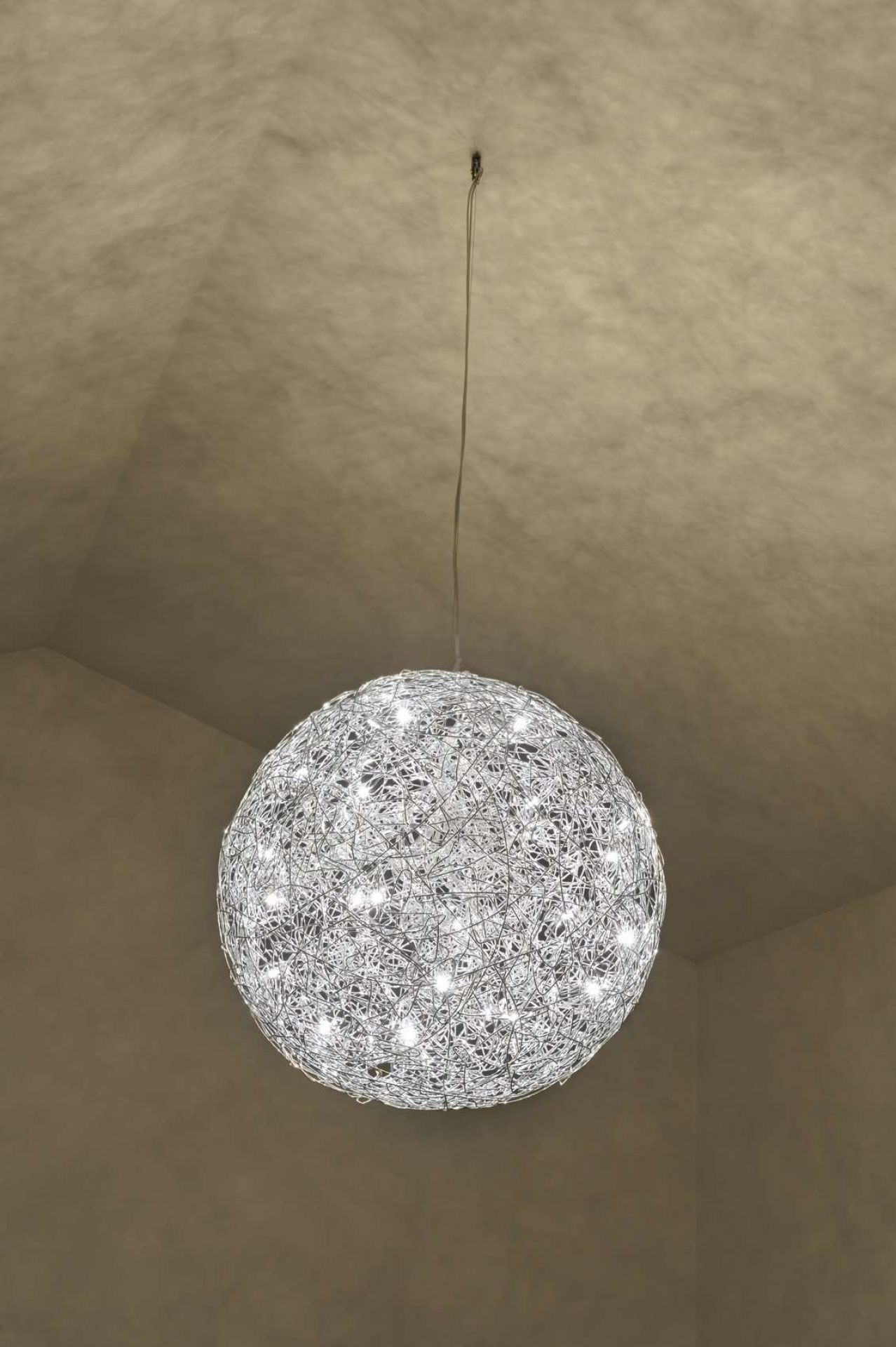 Nahaufnahme der Fil de Fer Hängeleuchte von Catellani & Smith, einer modernen Drahtkugel-Lampe.